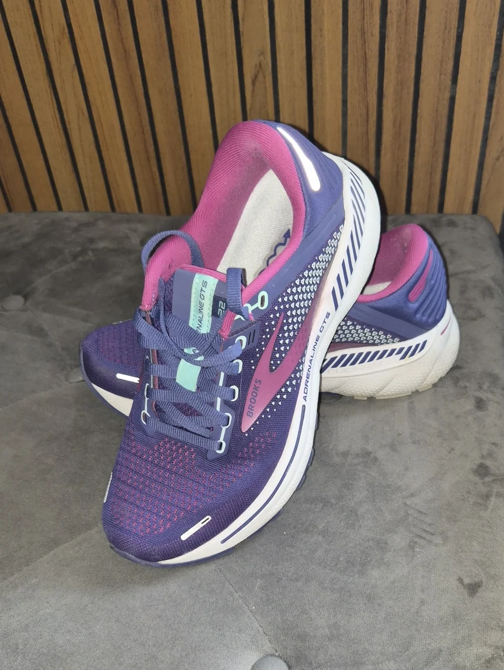 Brooks Adrenaline GTS 22 Women's Running Shoes 7.5 MED B- Navy Pink
